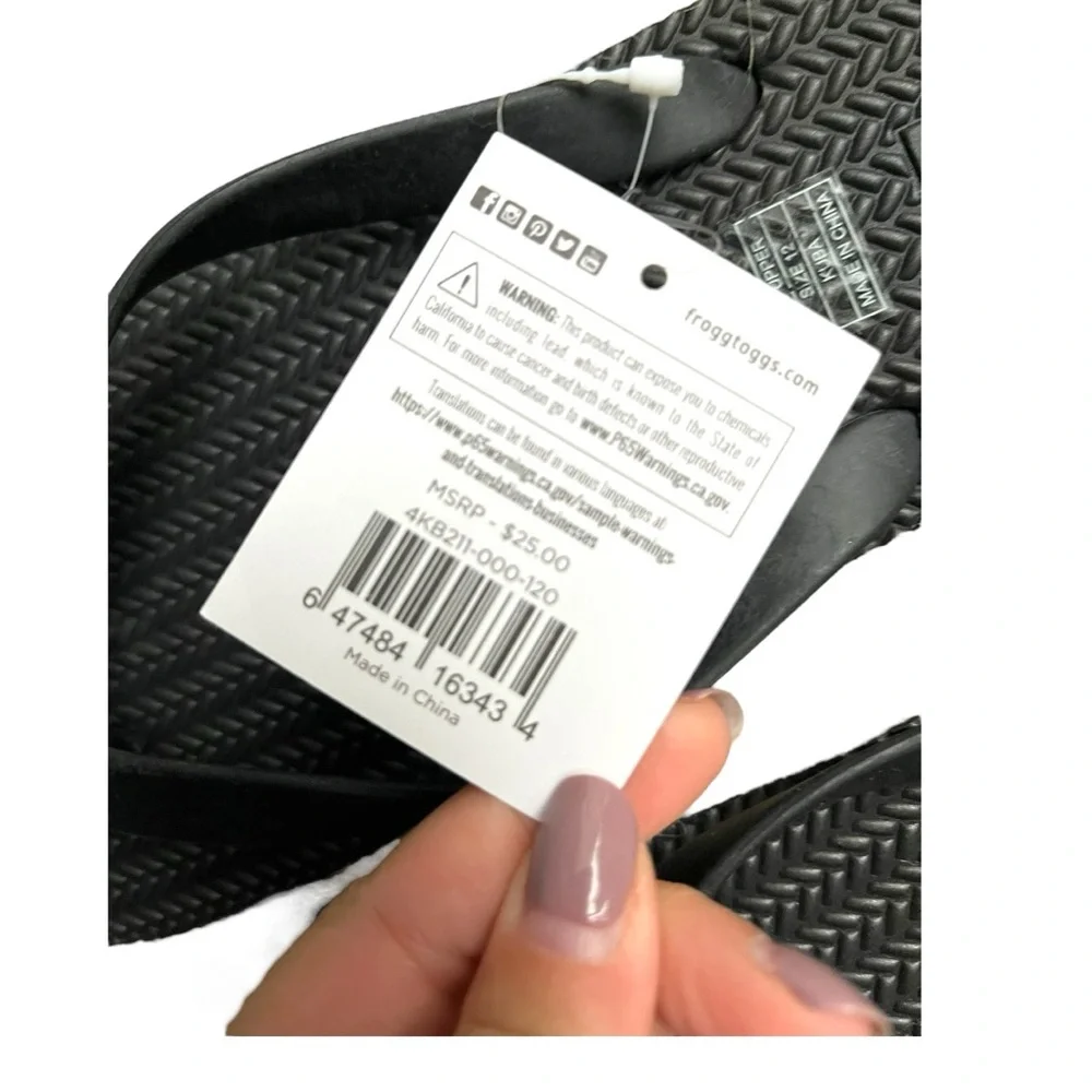 NWT Frogg Toggs Kuba sandal in black